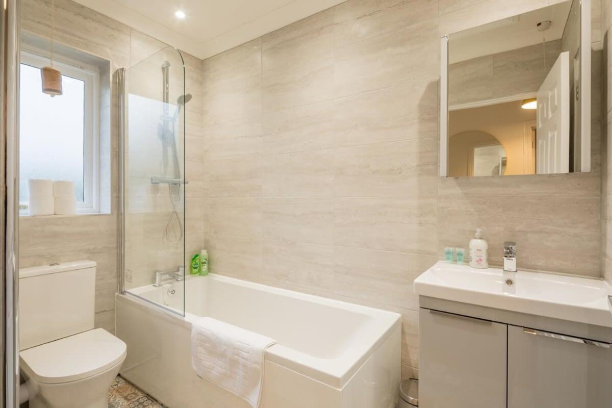 Lovely 1 Bed Apartment With Free Parking & Garden CBG Extérieur photo