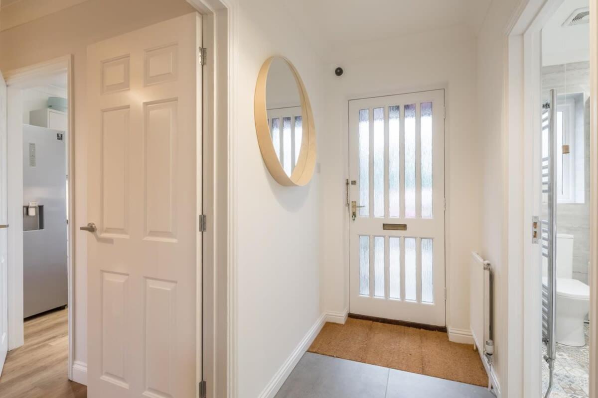 Lovely 1 Bed Apartment With Free Parking & Garden CBG Extérieur photo