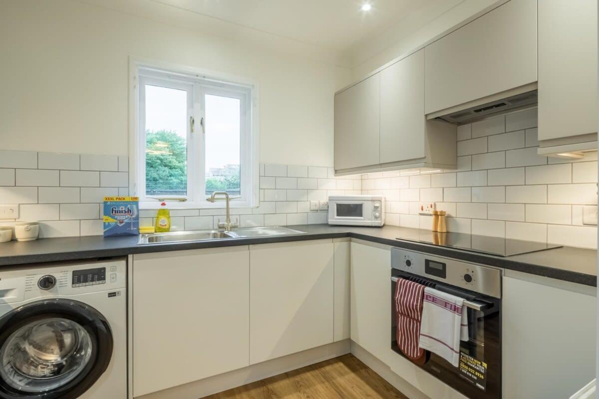 Lovely 1 Bed Apartment With Free Parking & Garden CBG Extérieur photo